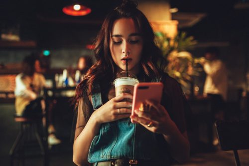 Uzależnienie od telefonu objawy – co powinno się wiedzieć?