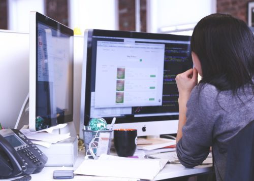 Jak odbywa się pomoc help desku IT?